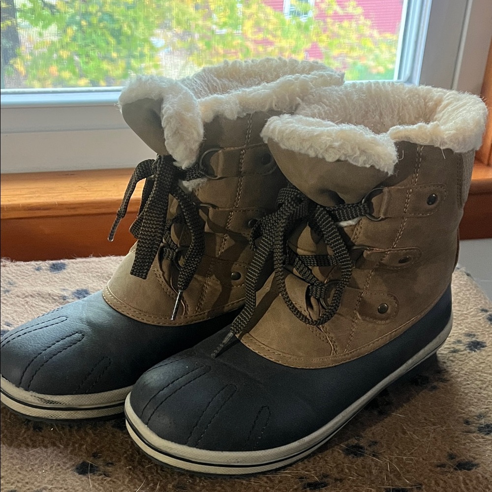 Women’s Pawz Winter Boots with Faux Fur Lining